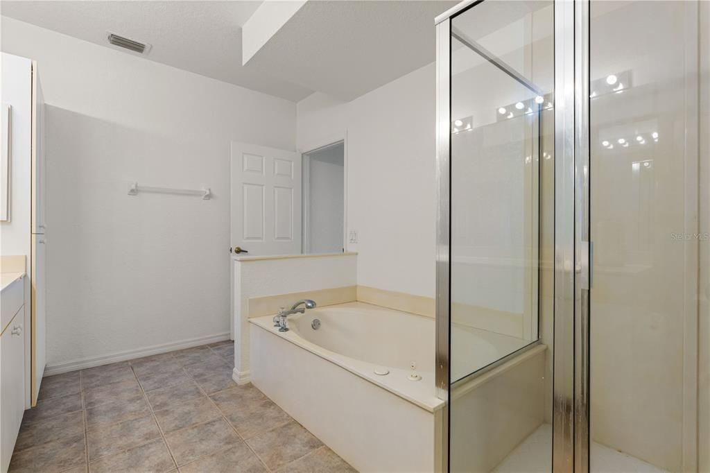 合同活跃: $579,000 (3 贝兹, 2 浴室, 2018 平方英尺)