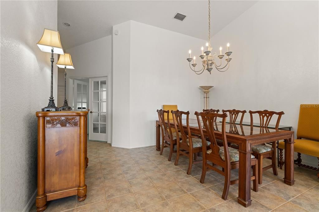 合同活跃: $579,000 (3 贝兹, 2 浴室, 2018 平方英尺)