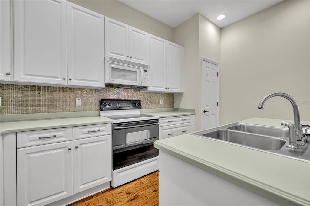 Activo con contrato: $775,000 (3 camas, 2 baños, 2625 Pies cuadrados)