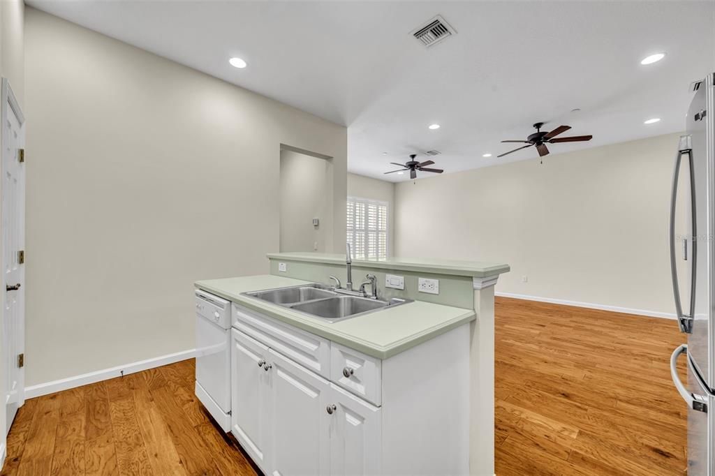 Activo con contrato: $775,000 (3 camas, 2 baños, 2625 Pies cuadrados)