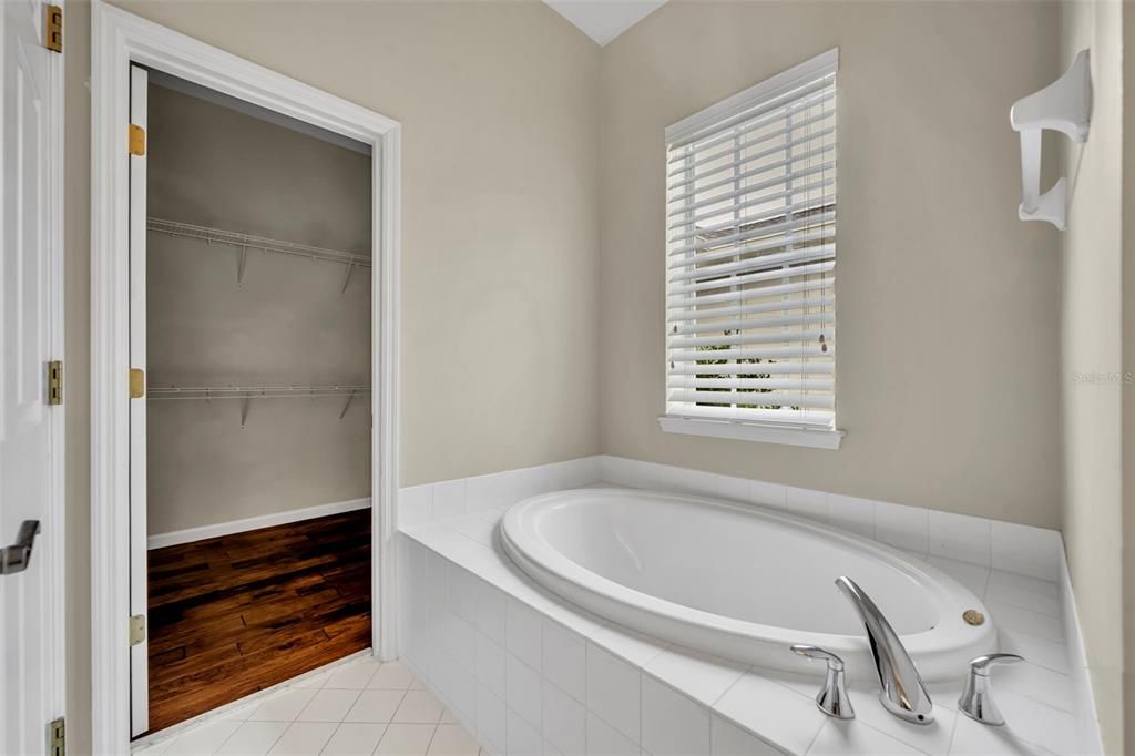 Activo con contrato: $775,000 (3 camas, 2 baños, 2625 Pies cuadrados)