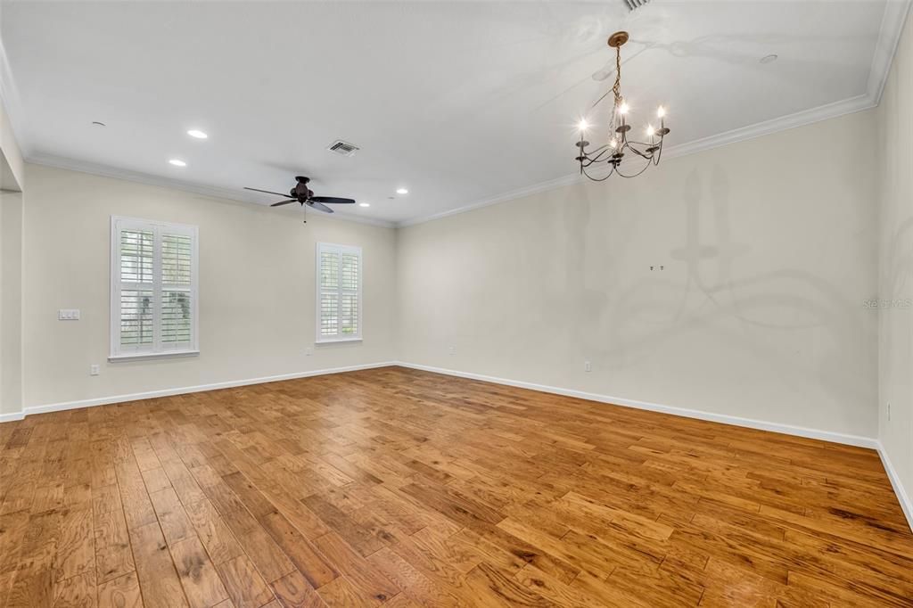 Activo con contrato: $775,000 (3 camas, 2 baños, 2625 Pies cuadrados)