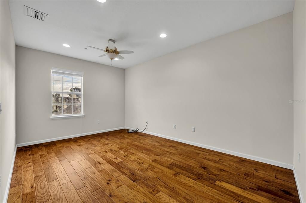 Activo con contrato: $775,000 (3 camas, 2 baños, 2625 Pies cuadrados)