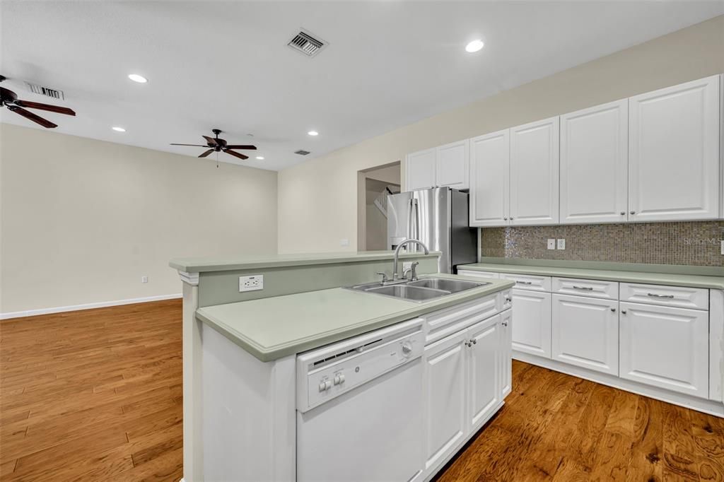 Activo con contrato: $775,000 (3 camas, 2 baños, 2625 Pies cuadrados)