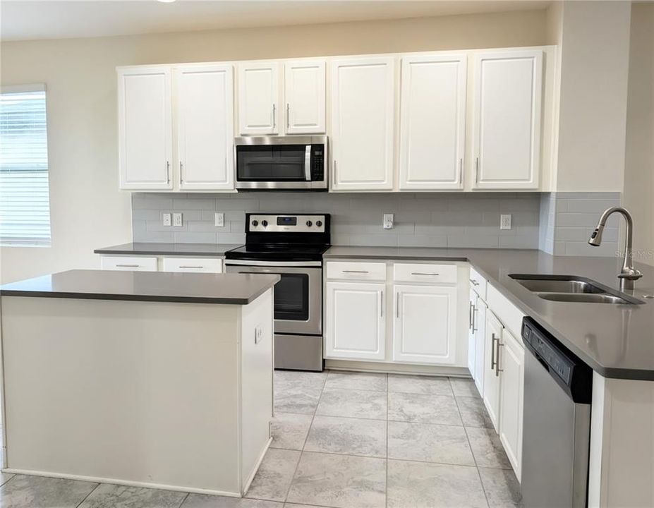 For Sale: $324,900 (2 beds, 2 baths, 1637 Square Feet)
