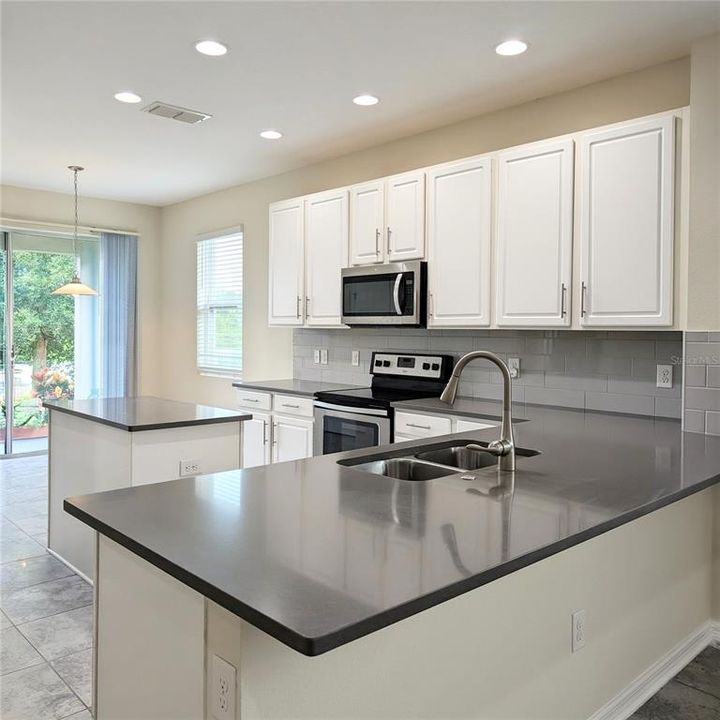 For Sale: $324,900 (2 beds, 2 baths, 1637 Square Feet)