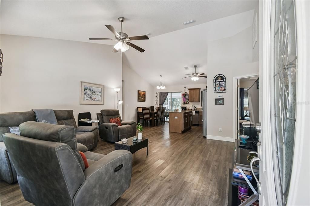 For Sale: $325,000 (3 beds, 2 baths, 1164 Square Feet)