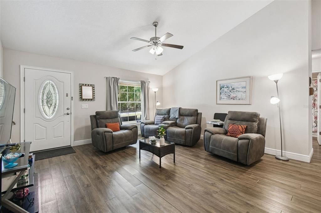 For Sale: $325,000 (3 beds, 2 baths, 1164 Square Feet)