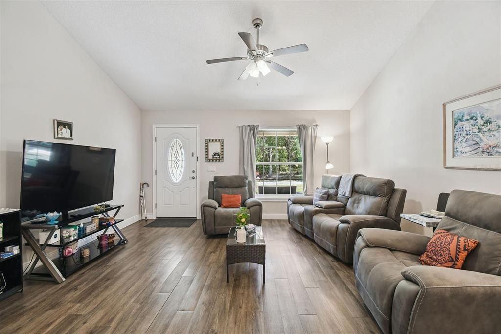 For Sale: $325,000 (3 beds, 2 baths, 1164 Square Feet)