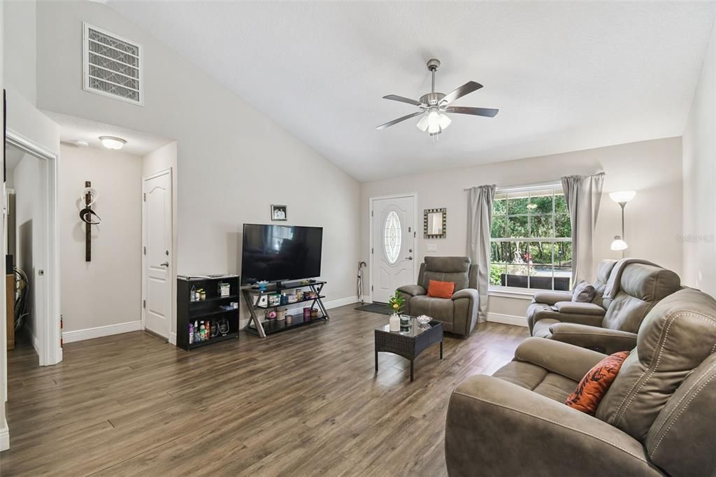 For Sale: $325,000 (3 beds, 2 baths, 1164 Square Feet)