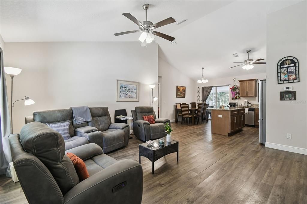 For Sale: $325,000 (3 beds, 2 baths, 1164 Square Feet)