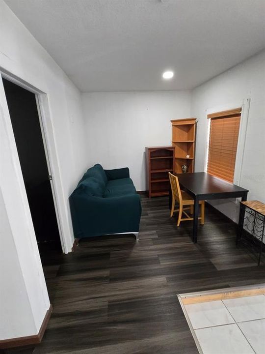 For Rent: $1,050 (1 beds, 1 baths, 713 Square Feet)