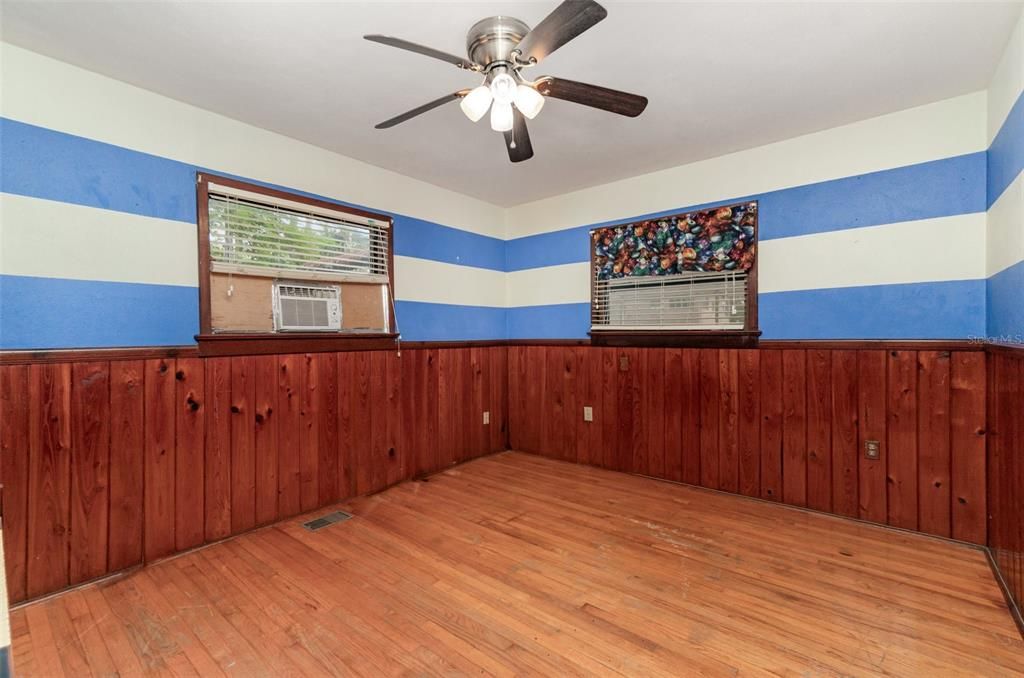 待售: $300,000 (3 贝兹, 2 浴室, 2056 平方英尺)