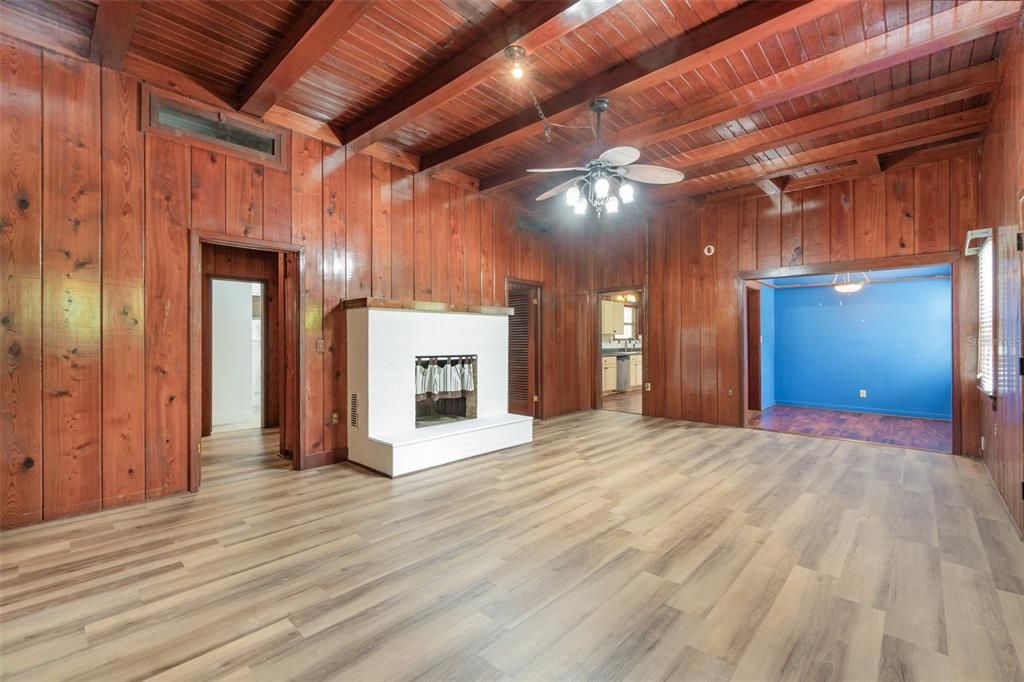 待售: $300,000 (3 贝兹, 2 浴室, 2056 平方英尺)