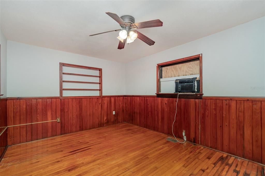 待售: $300,000 (3 贝兹, 2 浴室, 2056 平方英尺)