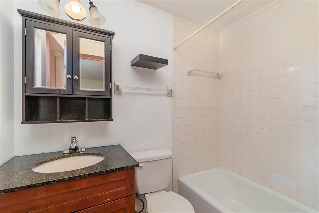 待售: $300,000 (3 贝兹, 2 浴室, 2056 平方英尺)