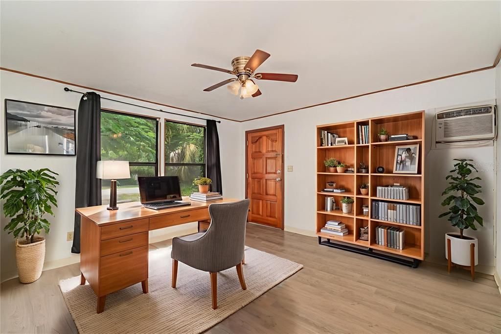 待售: $300,000 (3 贝兹, 2 浴室, 2056 平方英尺)