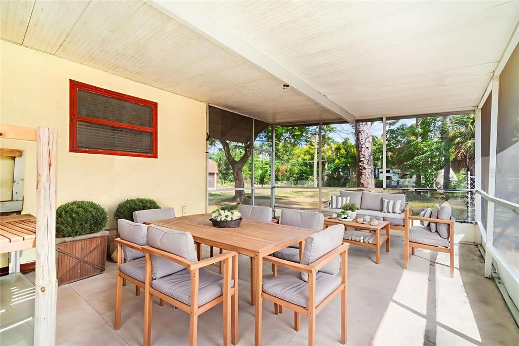 待售: $300,000 (3 贝兹, 2 浴室, 2056 平方英尺)