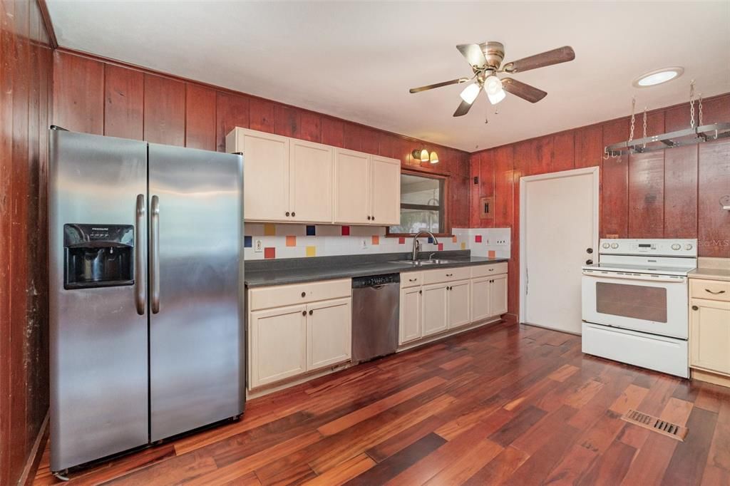 待售: $300,000 (3 贝兹, 2 浴室, 2056 平方英尺)