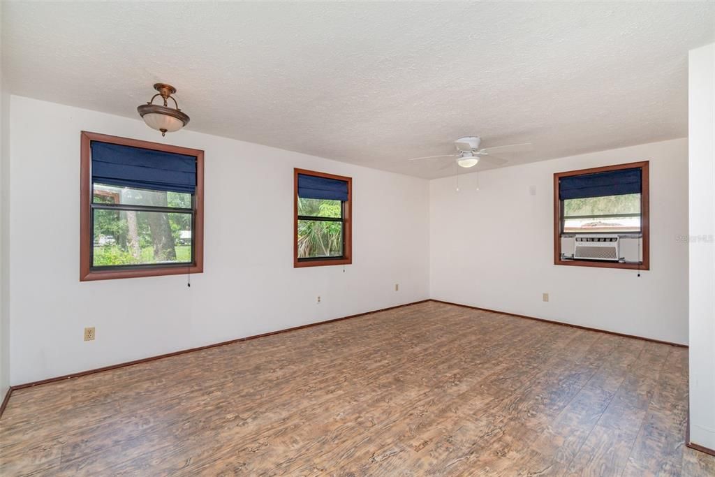 待售: $300,000 (3 贝兹, 2 浴室, 2056 平方英尺)