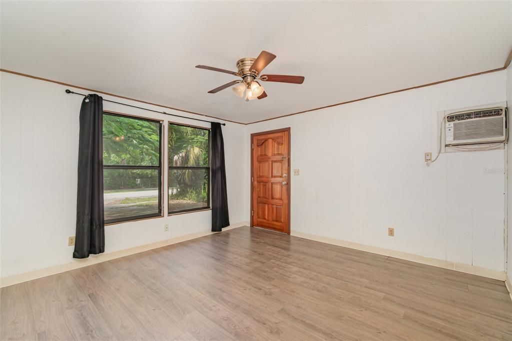 待售: $300,000 (3 贝兹, 2 浴室, 2056 平方英尺)