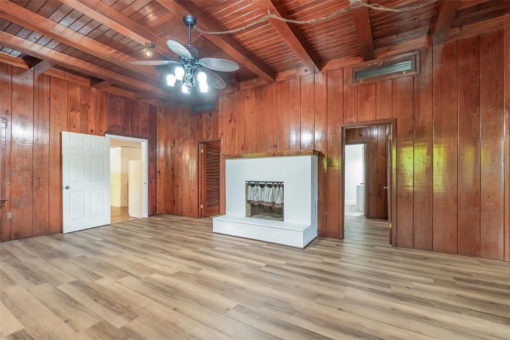 待售: $300,000 (3 贝兹, 2 浴室, 2056 平方英尺)