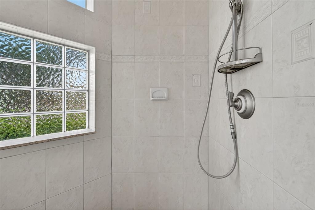 For Sale: $640,000 (3 beds, 3 baths, 2552 Square Feet)