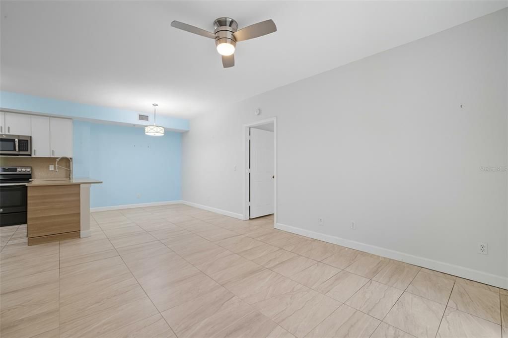 待售: $225,000 (2 贝兹, 2 浴室, 1085 平方英尺)