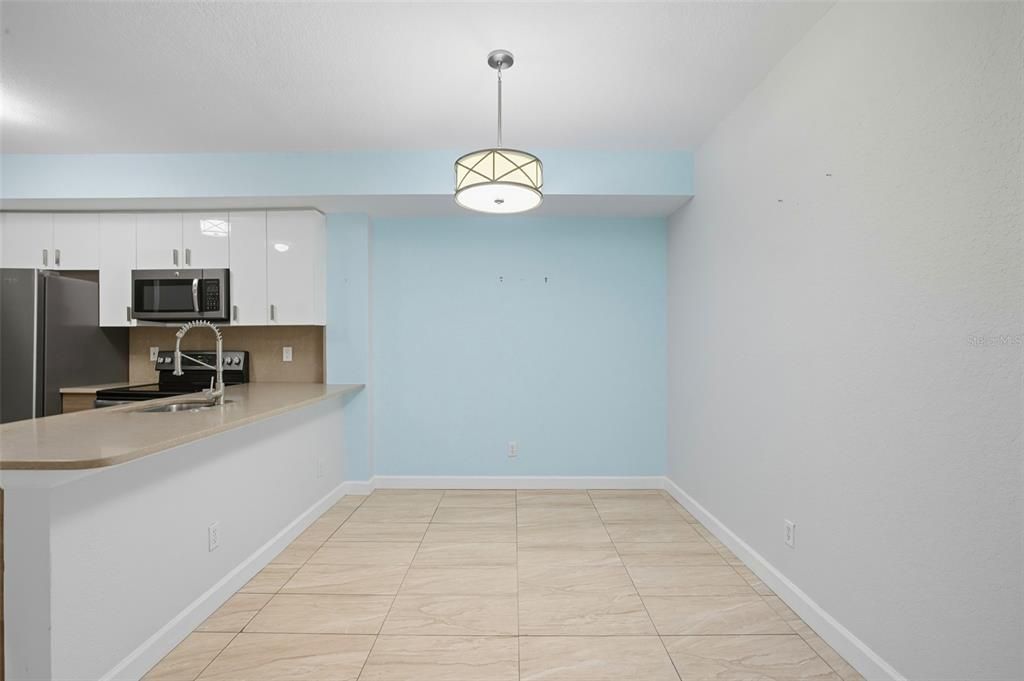 待售: $225,000 (2 贝兹, 2 浴室, 1085 平方英尺)