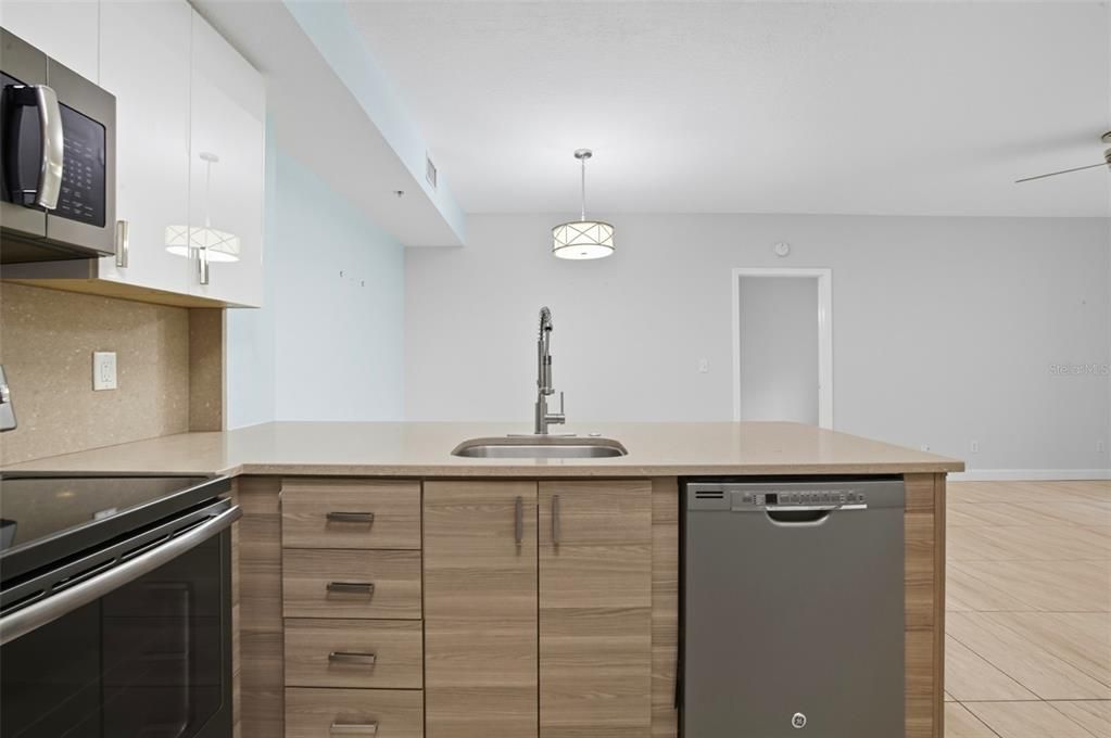 待售: $225,000 (2 贝兹, 2 浴室, 1085 平方英尺)