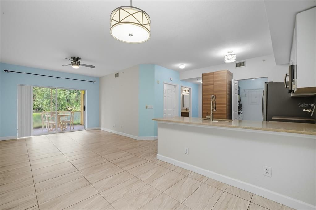 待售: $225,000 (2 贝兹, 2 浴室, 1085 平方英尺)