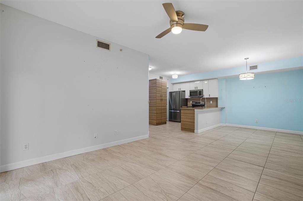 待售: $225,000 (2 贝兹, 2 浴室, 1085 平方英尺)