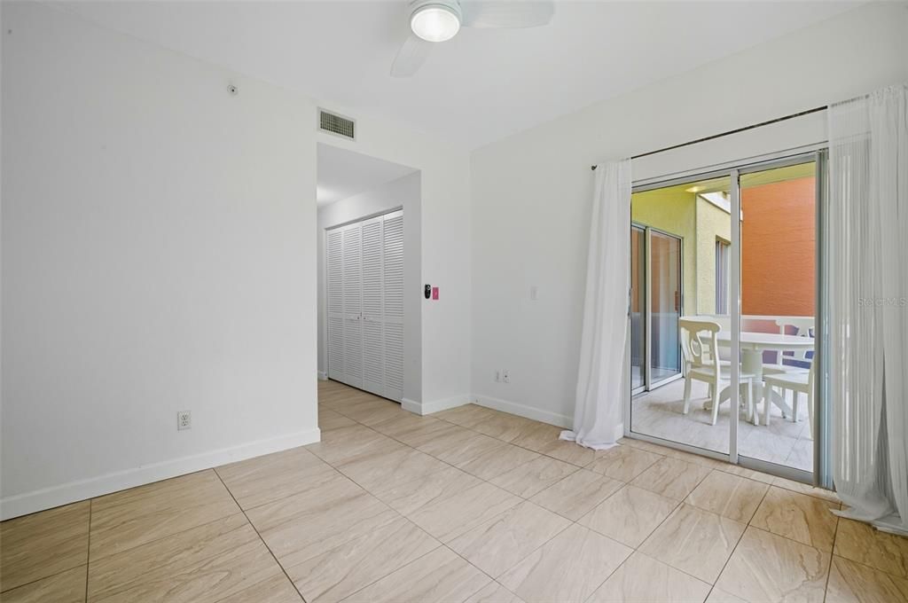 待售: $225,000 (2 贝兹, 2 浴室, 1085 平方英尺)