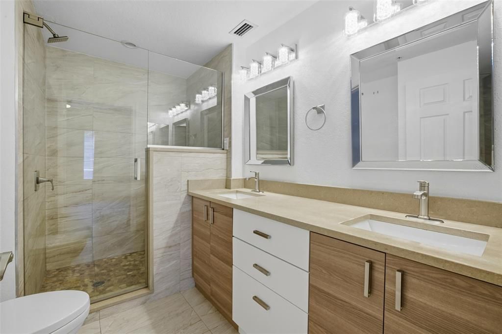 待售: $225,000 (2 贝兹, 2 浴室, 1085 平方英尺)