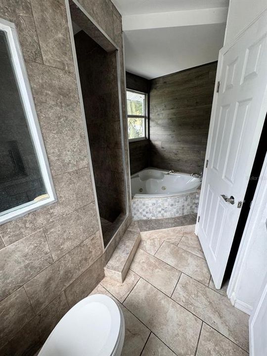 Active With Contract: $350,000 (4 beds, 2 baths, 1560 Square Feet)