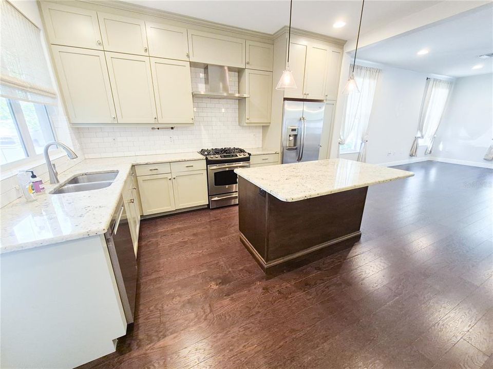 For Rent: $3,400 (3 beds, 2 baths, 2005 Square Feet)