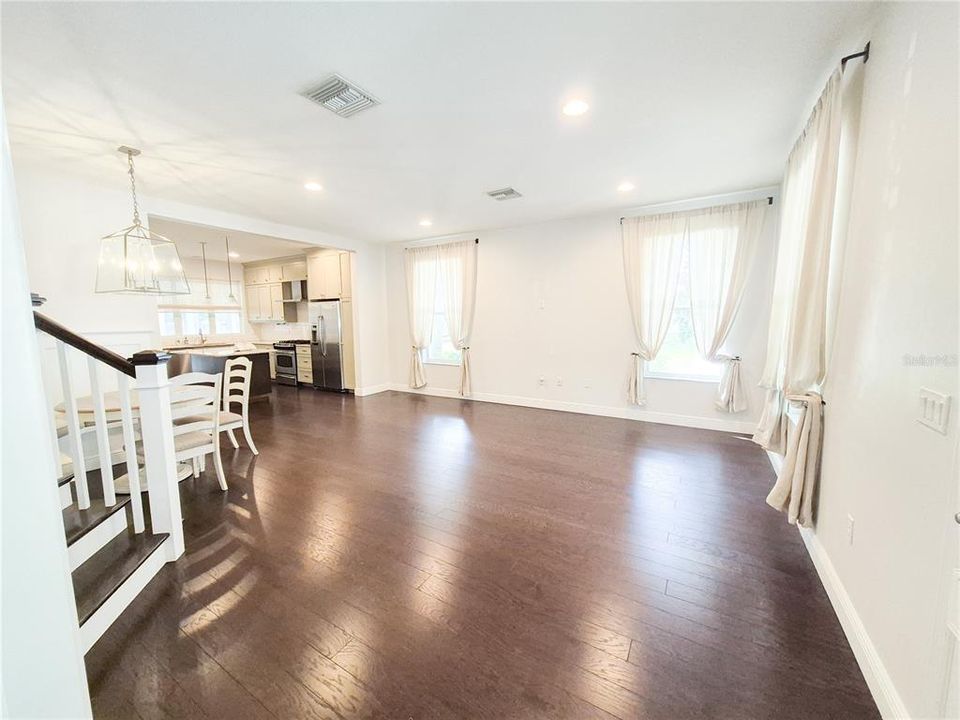 For Rent: $3,400 (3 beds, 2 baths, 2005 Square Feet)