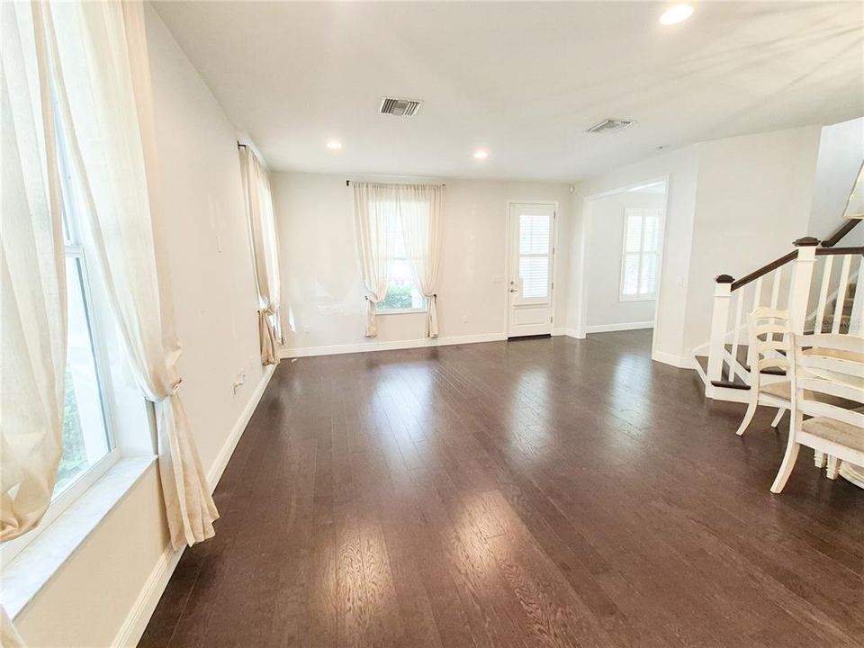 For Rent: $3,400 (3 beds, 2 baths, 2005 Square Feet)