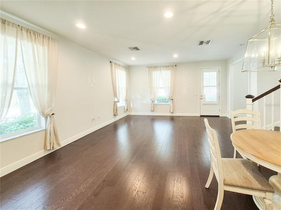 For Rent: $3,400 (3 beds, 2 baths, 2005 Square Feet)