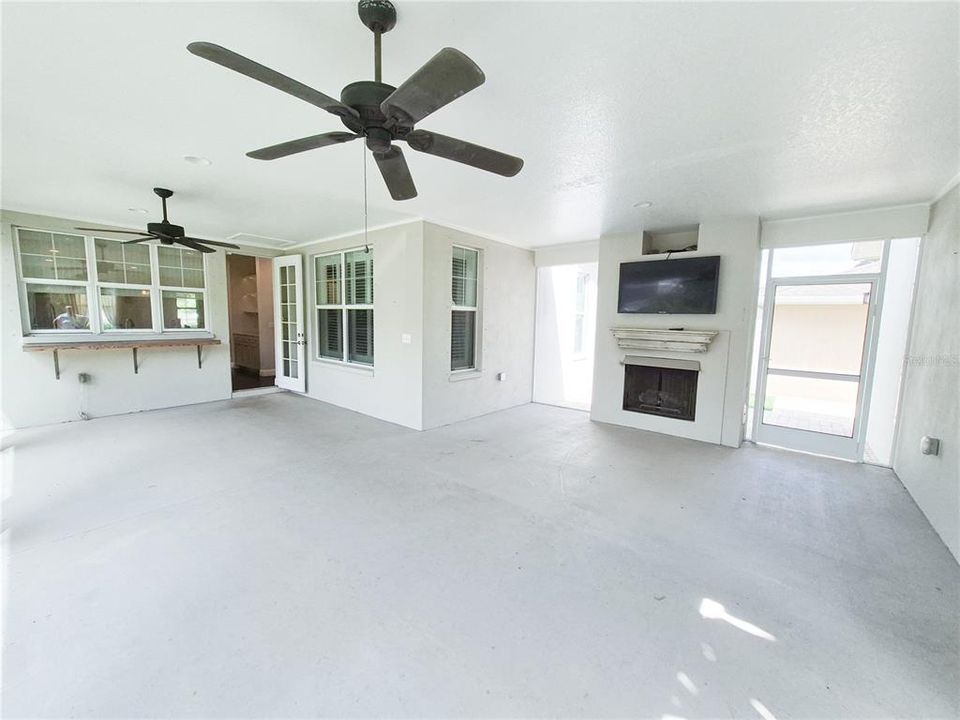 For Rent: $3,400 (3 beds, 2 baths, 2005 Square Feet)