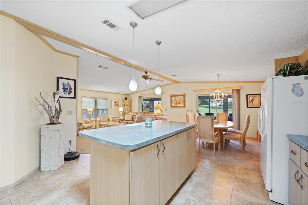 合同活跃: $235,000 (2 贝兹, 2 浴室, 1456 平方英尺)