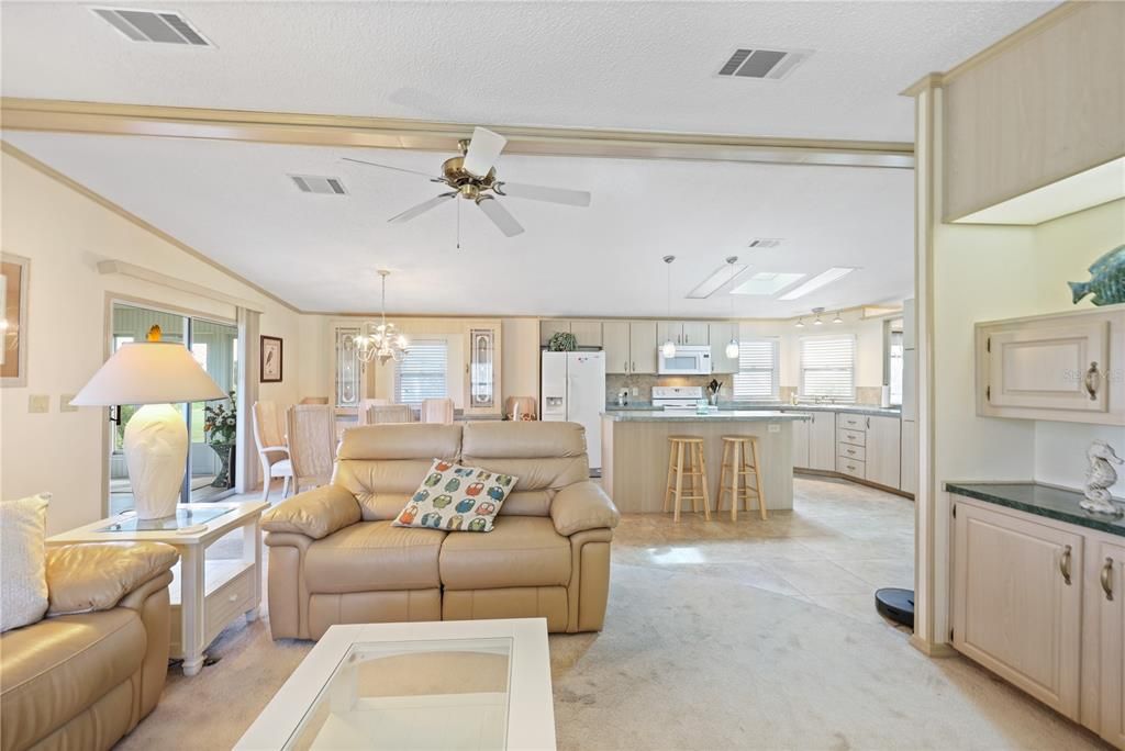 合同活跃: $235,000 (2 贝兹, 2 浴室, 1456 平方英尺)