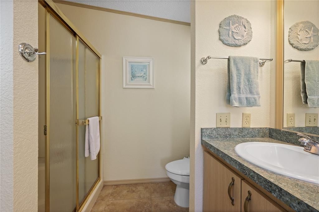 合同活跃: $235,000 (2 贝兹, 2 浴室, 1456 平方英尺)