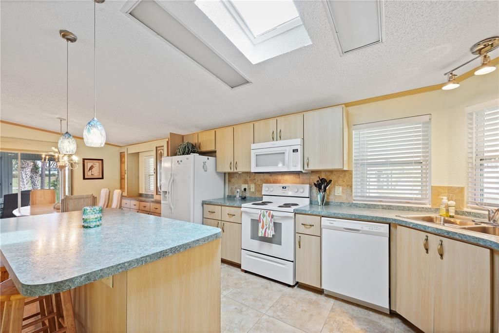 合同活跃: $235,000 (2 贝兹, 2 浴室, 1456 平方英尺)