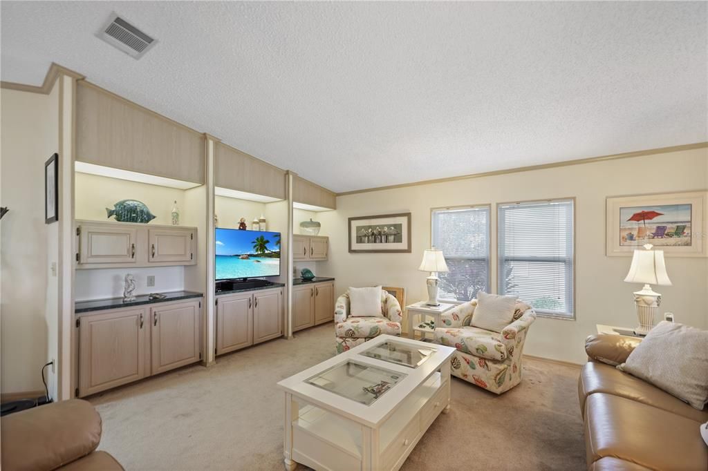 合同活跃: $235,000 (2 贝兹, 2 浴室, 1456 平方英尺)