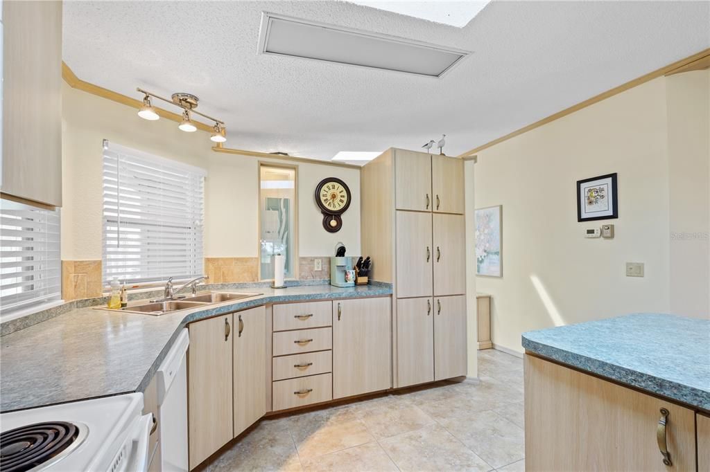 合同活跃: $235,000 (2 贝兹, 2 浴室, 1456 平方英尺)