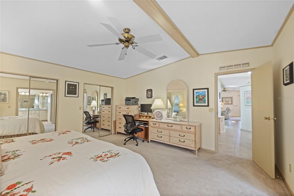 合同活跃: $235,000 (2 贝兹, 2 浴室, 1456 平方英尺)