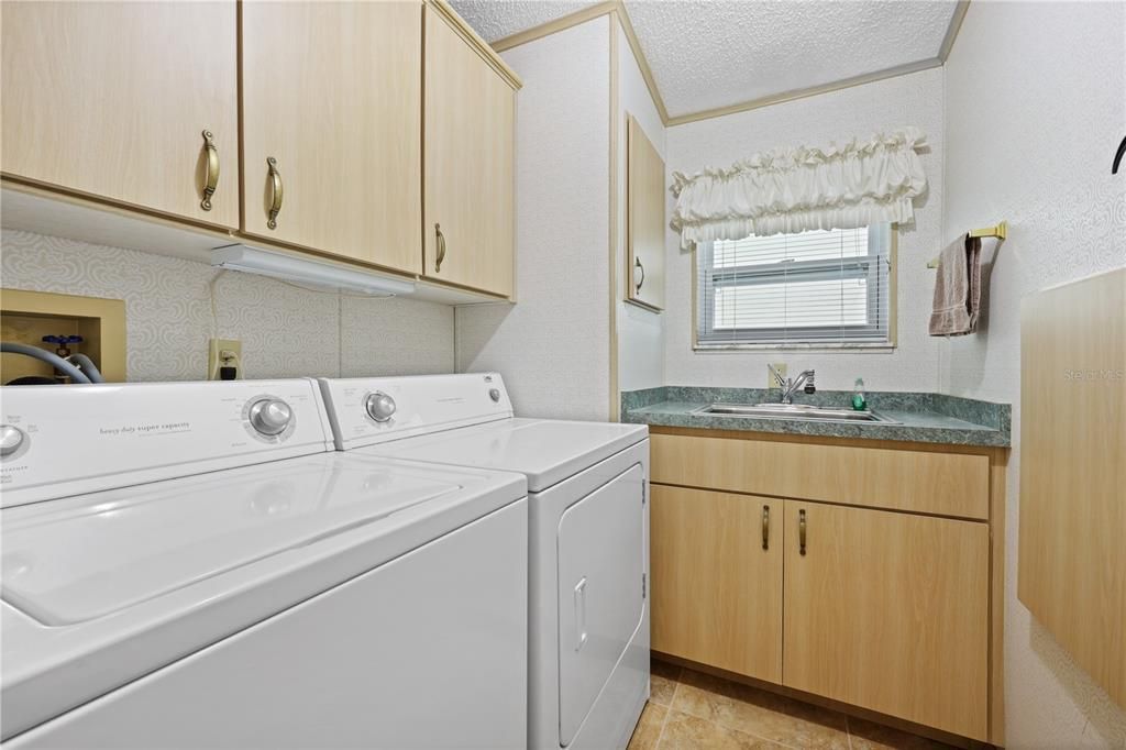 合同活跃: $235,000 (2 贝兹, 2 浴室, 1456 平方英尺)