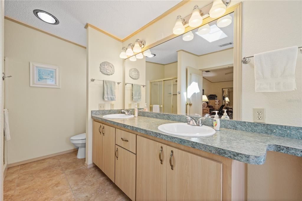 合同活跃: $235,000 (2 贝兹, 2 浴室, 1456 平方英尺)