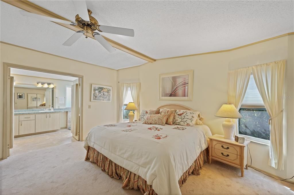 合同活跃: $235,000 (2 贝兹, 2 浴室, 1456 平方英尺)